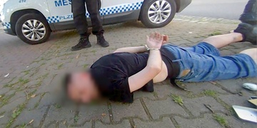 Opilý muž na Americké třídě házel předměty po autech a napadal kolemjdoucí