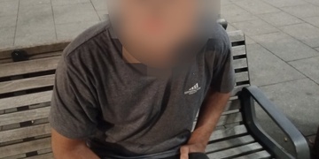 Před vlakovým nádražím zadrželi patnáctiletého mladíka