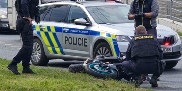 Zfetovanému jezdci na ukradené motorce postavili policisté do cesty zátaras