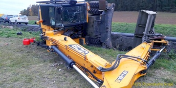 V příkopu skončil bagr i auto