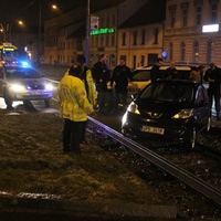 22:00 Další vozidlo v kolejišti, další hodinu a půl stály tramvaje