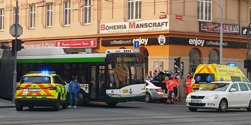 Vešel přímo pod trolejbus