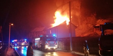 Pět jednotek hasičů bojovalo s požárem rodinného domu