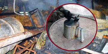 Při pokusu rozmrazit vodu letlampou si zapálil střechu nad hlavou