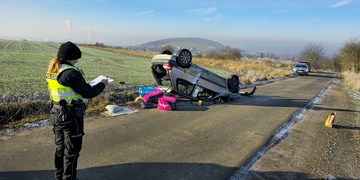 Auto po smyku skončilo na střeše