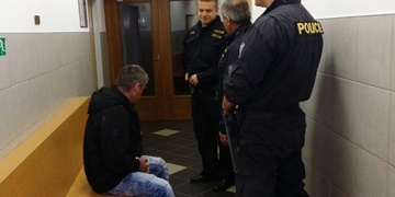 Recidivista příbuznou okradl, týral a vydíral jí