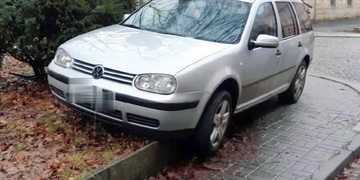 Silně opilý zůstal s autem viset na obrubníku