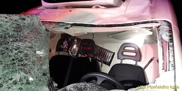 Velký kus ledu proletěl čelním sklem a zranil řidiče