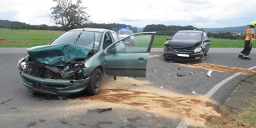 Střet vozů na křižovatce