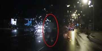 Pojďte se podívat, jak z pohledu řidiče vypadá střet s "neviditelným" chodcem