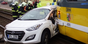 Tramvaj smetla auto