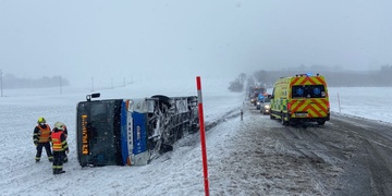 Policie hledá cestující z převráceného autobusu