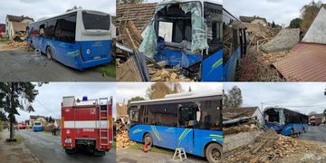 Autobus najel do stodoly, která se po nárazu zřítila