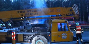 Požár autojeřábu na sjezdu z D5