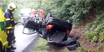 Mladá řidička převrátila vůz na střechu