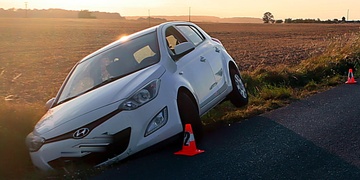 Těžce opilý řidič vytlačil protijedoucí auto ze silnice