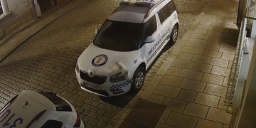 Malý parašutista poškodil policejní auto