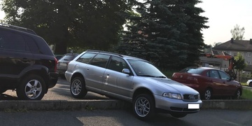 Se třemi promile zůstal viset na obrubníku