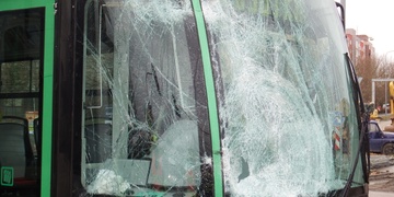 Náklaďák spatně odbočil a narazil do tramvaje