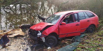 Auto skončilo zabořené v břehu potoka