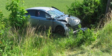 Řidič vyjel ze silnice a narazil do stromu