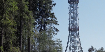 Pod rozhlednou byl nalezen mrtvý muž