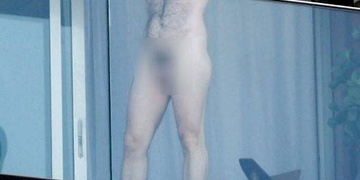 „Přichází jaro, tak si to dneska uděláme na balkoně,“ řekl si muž, stáhl kalhoty a...