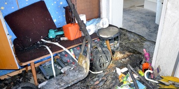 Výbuch baterie elektrokoloběžky zničil byt