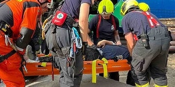 Senior spadl do jámy a zůstal v ní zaklíněný