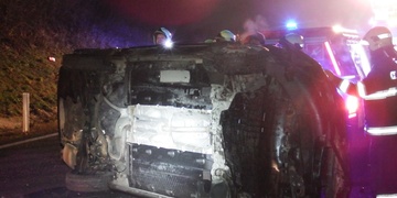 Na nájezdu na dálnici se převrátilo auto