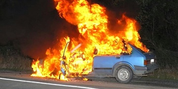 Auto po dopravní nehodě vzplálo