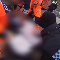Ženu přejetou autobusem jako první ošetřovali strážníci