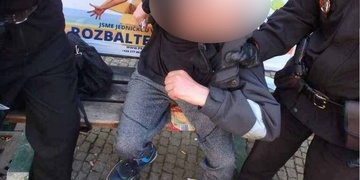 Černý pasažér zaútočil na revizora, jeho žena během toho předstírala hluchotu a pak omdlévání
