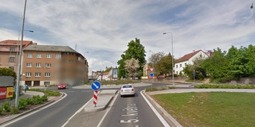 Vzteklý řidič bílé Octavie v Klatovech ztloukl seniora