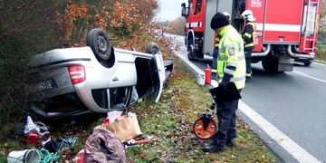 Auto trefilo strom, druhý přerazilo a skončilo na střeše