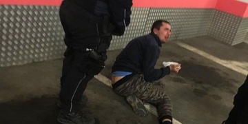 Pocákal krví policisty i zaměstnance nemocnice