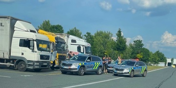 Opilý řidič kamionu si na parkovišti zahrál na demoliční derby - doplněno video