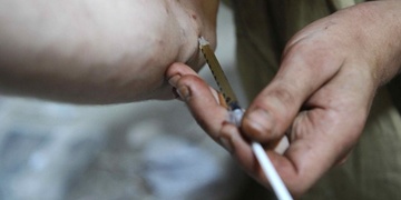 Mladý muž nepřežil a dívka se svíjela v křečích