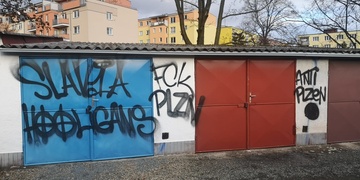 Fanoušci Slávie posprejovali v Plzni garáže