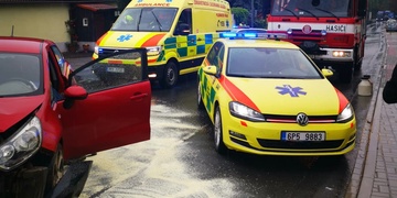 Při střetu aut byla zraněna malá dívenka