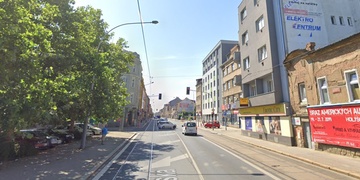 Cyklista srazil chodkyni a ujel