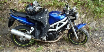 Motorkář přerazil značku a stroj pak jel sám bez jezdce