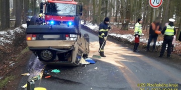 Teprve osmnáctiletý řidič s autem skončil na střeše