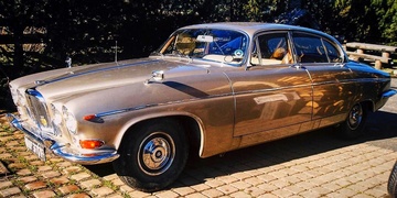 Policie pátrá po zlatém Jaguáru odcizeném v Bukovci