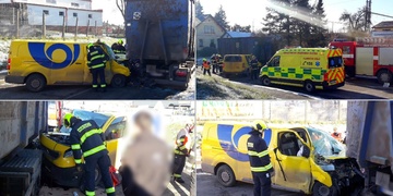 Střet poštovní dodávky s přívěsem nákladního vozu