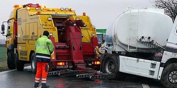 Dopravní nehoda cisterny zablokovala silnici