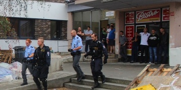 Cizinci se poprali, jeden tahal pistoli a nůž