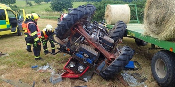 Na poli se převrátil traktor, řidič nepřežil