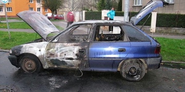 Na Slovanech shořelo auto