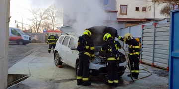 Požár auta v servisu